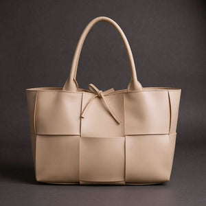 SOPHISTICATED LEATHER TOTE