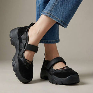 LOTTIE CHIC CROSS-STRAP SANDALS